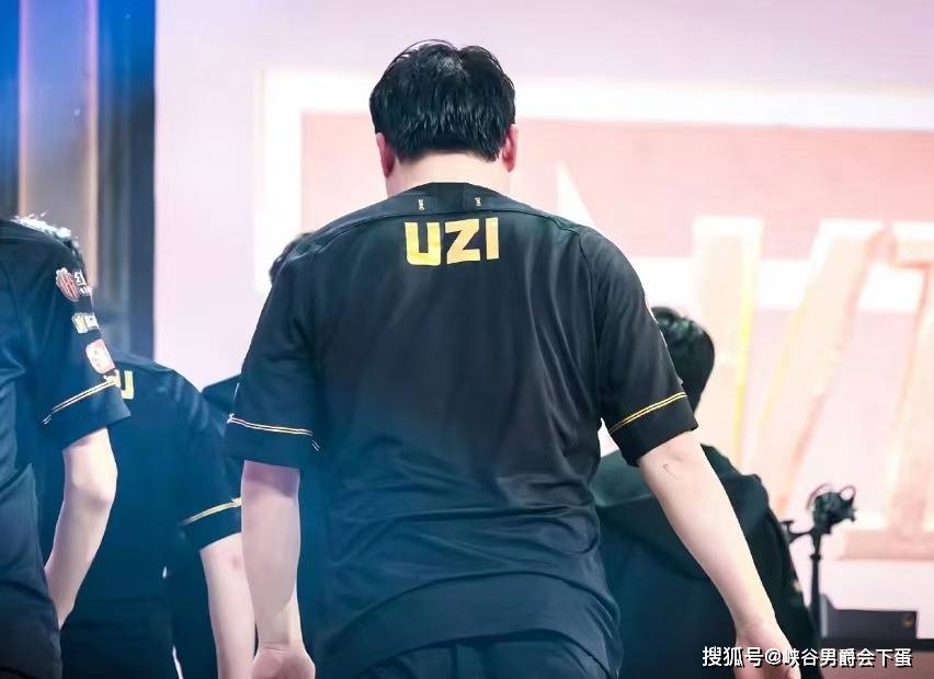 Uzi在热火比赛中高光表现,关键助攻引发热议!的简单介绍 Uzi在热火比赛中高光表现,关键助攻引发热议!的简单介绍